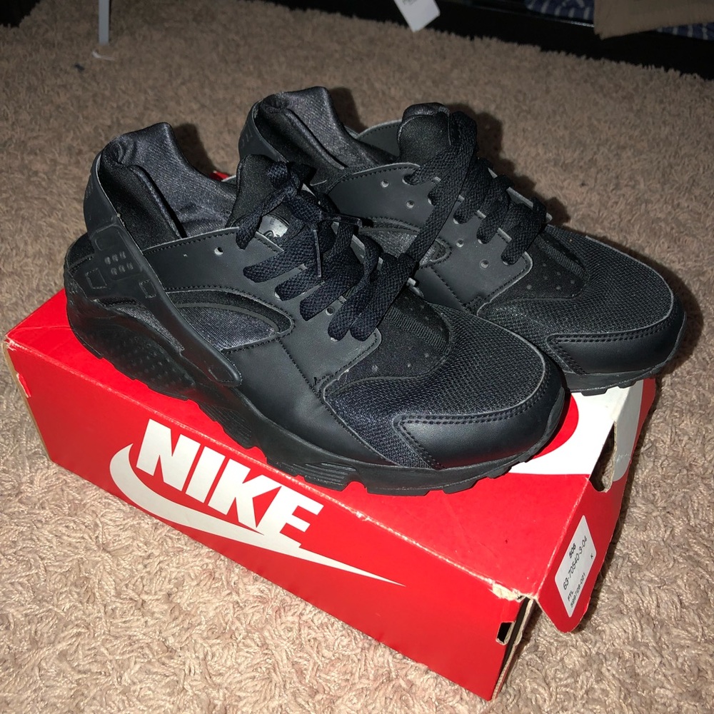 Black Huaraches size 7y & 5y